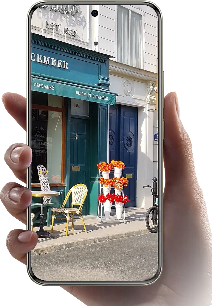 Kézben tartott telefon, kijelzőn nagy felbontású utcakép látszik