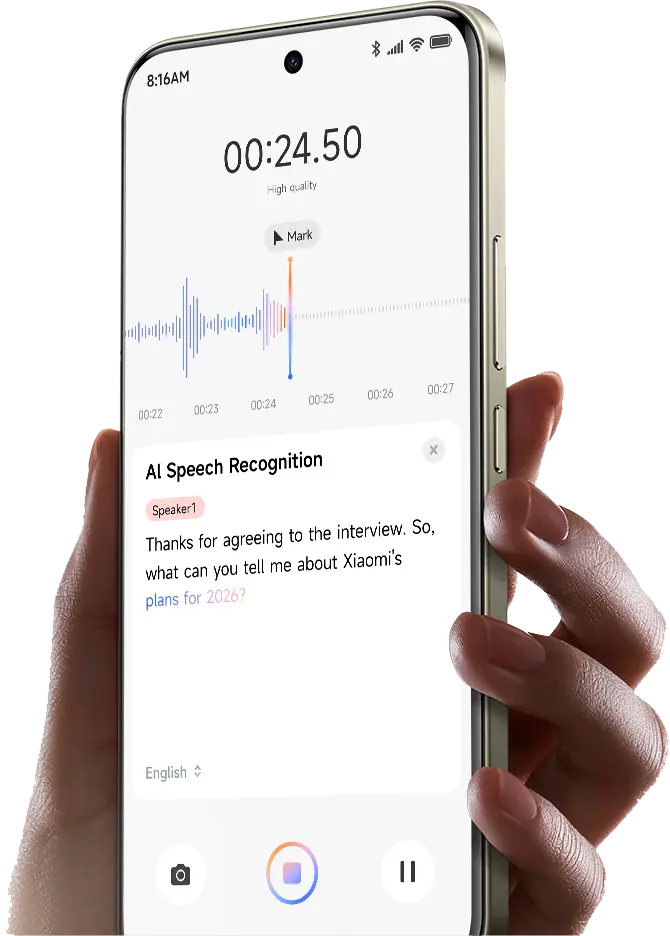 Kézben tartott telefon, kijelzőn az AI beszédfelismerés ablak látszik